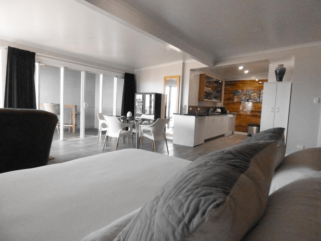 Arthouse Beachfront Accommodation Emerald Beach Exterior photo