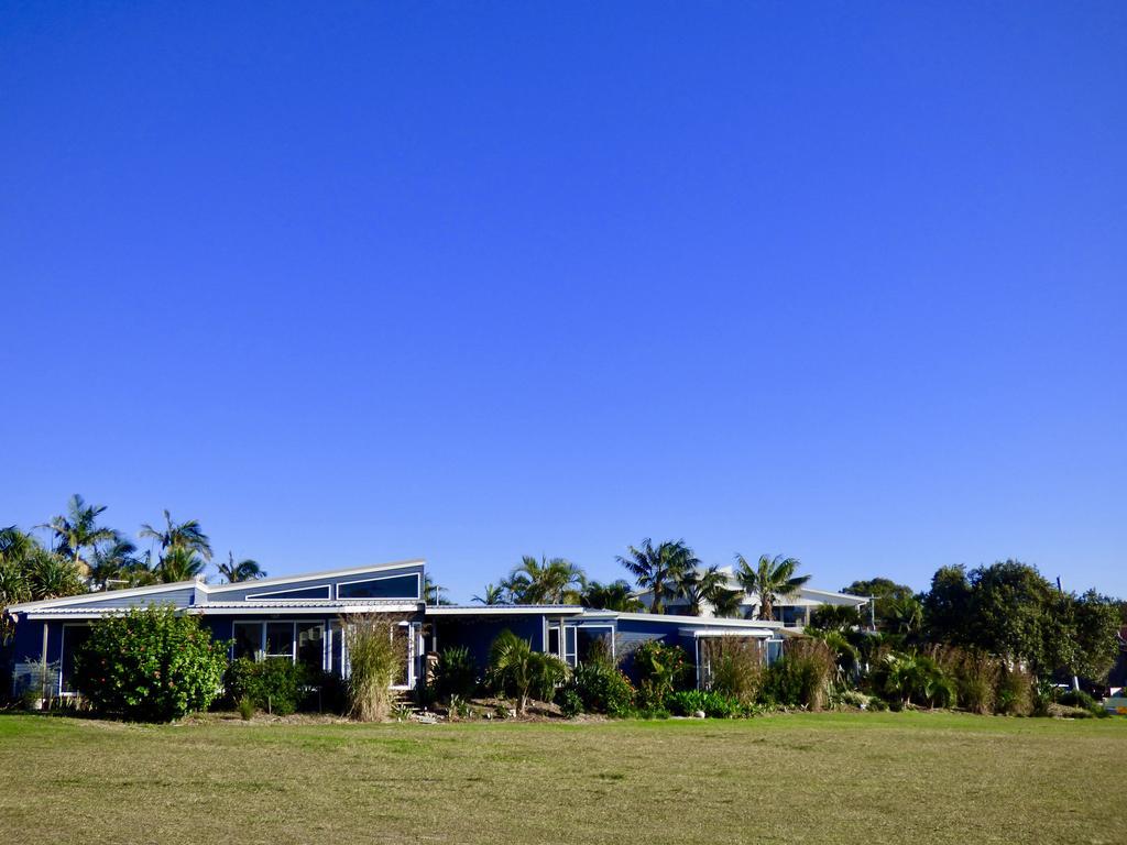 Arthouse Beachfront Accommodation Emerald Beach Exterior photo