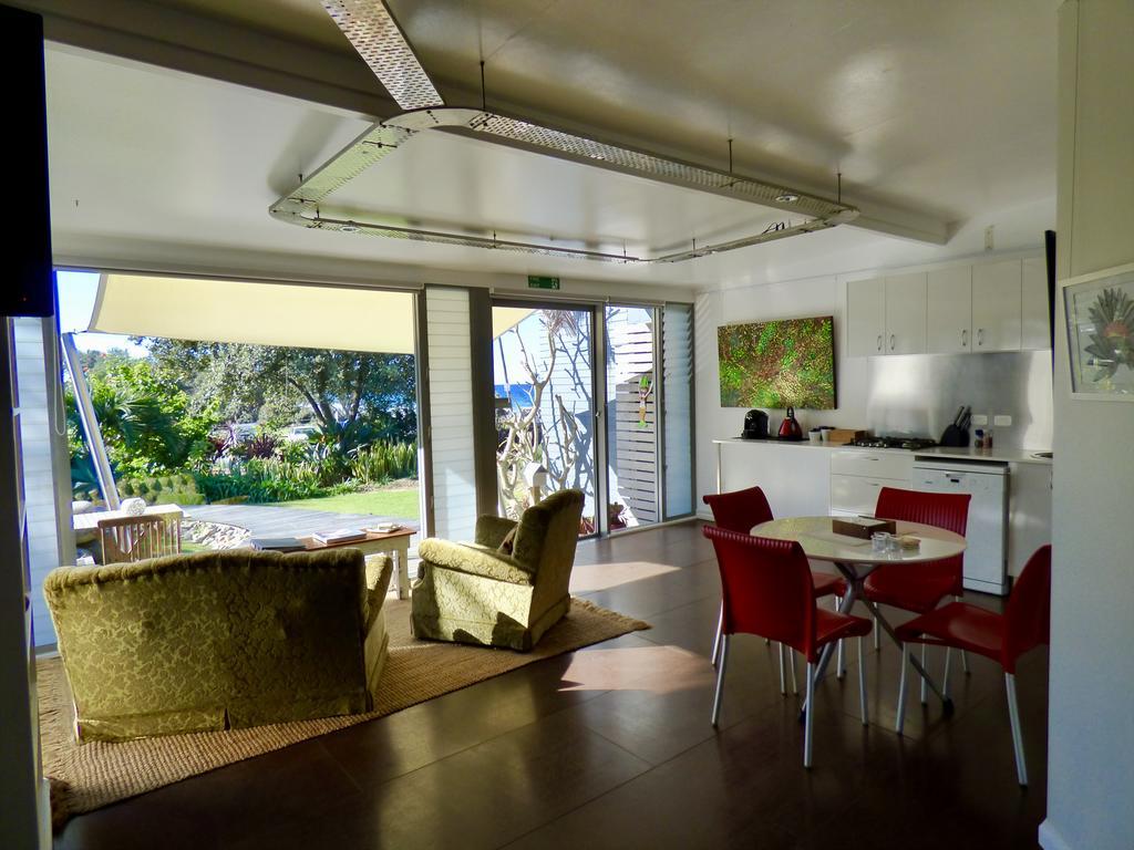 Arthouse Beachfront Accommodation Emerald Beach Exterior photo
