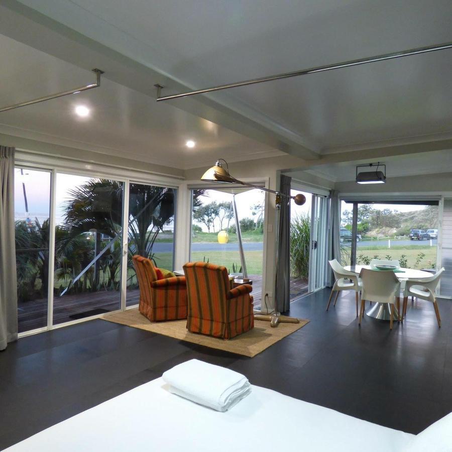Arthouse Beachfront Accommodation Emerald Beach Exterior photo
